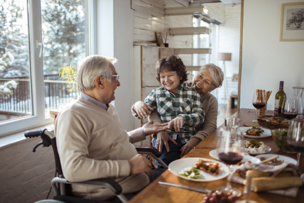 You are currently viewing Caring for an aging parent? Tips for enjoying holiday meals